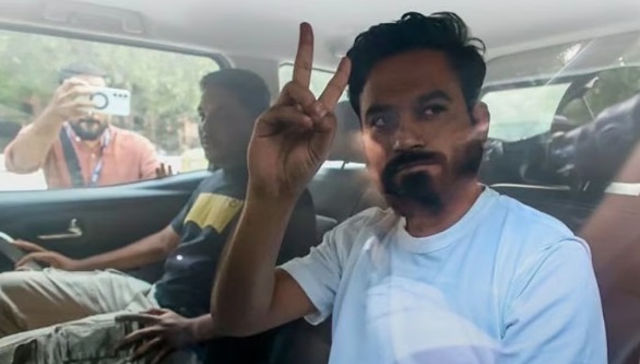 மூவர்ணக் கொடி போராட்டத்தில் ஈடுபட முயன்றதால் கைது செய்யப்பட்ட கரப்பான்பூச்சி ஜனதா கட்சியின் நிறுவனர் அபிஜித் தீப்கேவுக்கு டெல்லி நீதிமன்றம் நிபந்தனை பிணை வழங்கியதை அடுத்து விடுவிக்கப்பட்டார்.