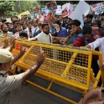 வாக்காளர் பட்டியலில் மேற்கொள்ளப்பட்டுள்ள மாற்றங்களுக்கு எதிராக தலைநகர் டெல்லியில் சனிக்கிழமை நடைபெற்ற இரண்டாவது நாள் போராட்டத்தை இந்தியப் பொலிஸார் முடக்கியதுடன், போராட்டத்தில் ஈடுபட்ட பலரை அதிரடியாகக் கைது செய்தனர்.