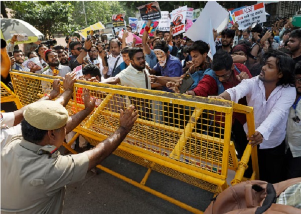 வாக்காளர் பட்டியலில் மேற்கொள்ளப்பட்டுள்ள மாற்றங்களுக்கு எதிராக தலைநகர் டெல்லியில் சனிக்கிழமை நடைபெற்ற இரண்டாவது நாள் போராட்டத்தை இந்தியப் பொலிஸார் முடக்கியதுடன், போராட்டத்தில் ஈடுபட்ட பலரை அதிரடியாகக் கைது செய்தனர்.
