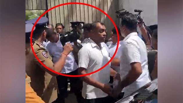 கொழும்பு கோட்டை நீதிவான் நீதிமன்றத்திற்கு வெளியே முன்னாள் ஜனாதிபதி ரணில் விக்ரமசிங்கவின் பாதுகாப்பு அதிகாரி மீது தாக்குதல் நடத்தியதாகக் கூறப்படும் சம்பவம் தொடர்பில், தனியார் ஊடக நிறுவனம் ஒன்றைச் சேர்ந்த ஒளிப்பதிவாளர் ஒருவர் கைது செய்யப்பட்டுள்ளார்.