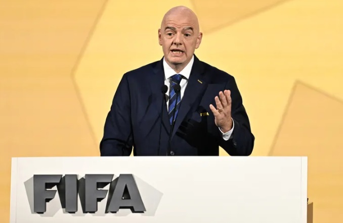 அடுத்த வருடம் நடைபெறவுள்ள சர்வதேச கால்பந்து கூட்டமைப்பான FIFA) தலைவர் தேர்தலில், தற்போதைய தலைவர் ஜியானி இன்பான்டினோவிற்கு (Gianni Infantino) வழங்கி வந்த ஆதரவை வாபஸ் பெறுவதாக சுவிட்சர்லாந்து கால்பந்து சங்கம் (SFV) அறிவித்துள்ளது.