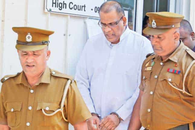 மூன்று ஆண்டுகளுக்கு மேல் சிறைத்தண்டனை விதிக்கப்பட்டவர்கள், சிறைச்சாலைகள் திணைக்களத்தால் வழங்கப்படும் சிறை சீருடையை அணிந்தே நீதிமன்றத்தில் முன்னிலைப்படுத்தப்பட வேண்டும் என சிறைச்சாலைகள் ஆணையாளர் சேனக பல்லெதென்ன தெரிவித்தார்.