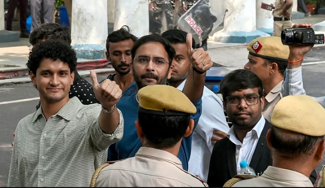 காக்ரோச் ஜனதா கட்சியின் CJP இணை ஒருங்கிணைப்பாளர்களான சவுரவ் தாஸ், அசுதோஷ் ரங்கா ஆகியோரின் நீதிமன்றக் காவலை மேலும் இரண்டு நாட்களுக்கு நீட்டித்து டெல்லி சிறப்பு நீதிமன்ற நடுவர் உத்தரவிட்டுள்ளார்.