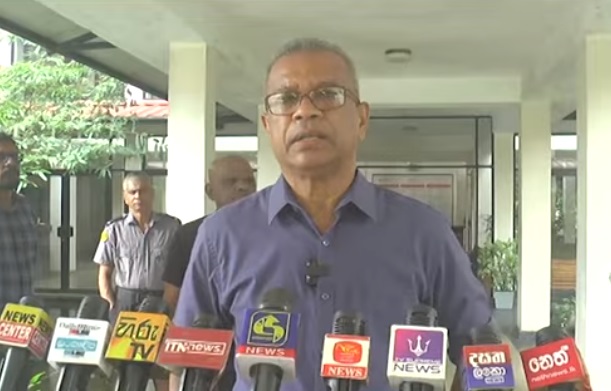 “ கலகொட அத்தே ஞானசார தேரருக்கு ஜனாதிபதி பொதுமன்னிப்பு வழங்க வேண்டும் என்ற தேரர்களின் கோரிக்கை நிறைவேற்றக்கூடியதொன்றல்ல.” என்று அமைச்சர் லால்காந்த இன்று அறிவித்தார். 
