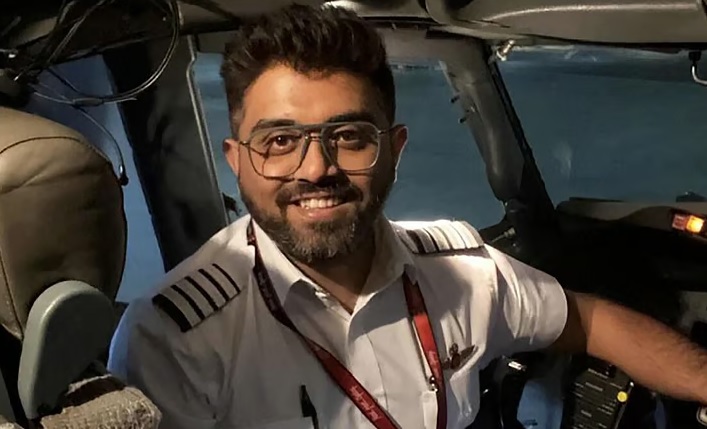 இஸ்ரேல் செல்லும் விமானப் பயணத்தின்போது அபாரமான துணிச்சலை வெளிப்படுத்தி 174 பயணிகளின் உயிரைக் காப்பாற்றிய குஜராத் வம்சாவளியைச் சேர்ந்த விமானி கேப்டன் ஸ்மித் மச்சாருக்கு, 'விஷிஷ்ட் குஜராத் கரிமா புரஸ்கார்' விருது வழங்கிகௌரவிக்கப்படும் என்று அம்மாநில முதல்வர் பூபேந்திர படேல் அறிவித்துள்ளார்.
