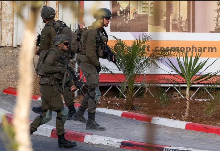 ஆக்கிரமிக்கப்பட்ட மேற்குக் கரையின் கெப்ரோன் (Hebron) நகரில் நடைபெற்ற துப்பாக்கிச் சூட்டுச் சம்பவத்தில் இரு பாலஸ்தீனர்கள் சுட்டுக்கொல்லப்பட்டுள்ளனர்.