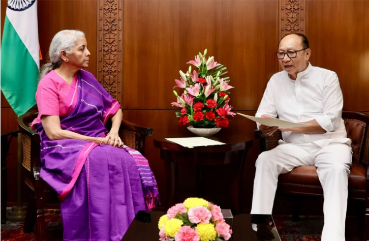 மணிப்பூர் மாநிலத்தின் நிதி நிலைமை தொடர்பில், மாநில முதலமைச்சர் யும்னம் கெம்சந்த் சிங், மத்திய நிதியமைச்சர் நிர்மலா சீதாராமனைச் சந்தித்துக் கலந்துரையாடியுள்ளார்.