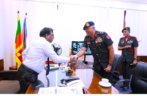 வடக்கு மாகாண ஆளுநர் நா.வேதநாயகனுக்கும், யாழ்ப்பாண மாவட்டத்தின் 51ஆவது படைப்பிரிவின் புதிய கட்டளைத் தளபதியாகப் பொறுப்பேற்றுள்ள மேஜர் ஜெனரல் வீரக்கோனுக்கும் இடையிலான மரியாதை நிமித்தமான சந்திப்பு இன்று (23.10.2026) வெள்ளிக்கிழமை காலை ஆளுநர் செயலகத்தில் நடைபெற்றது.