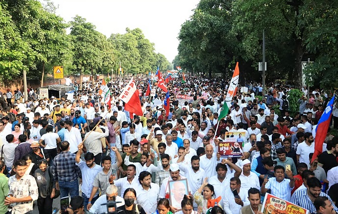 டெல்லியில் நடைபெற்ற போராட்டத்தால் ரூ.2 ஆயிரம் கோடி (இந்திய நாணய மதிப்பு) இழப்பு ஏற்பட்டுள்ளதாக வர்த்தகர்கள் தெரிவித்துள்ளனர்.