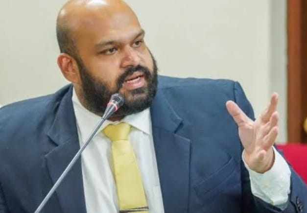 வடக்கு, கிழக்கு மாகாணங்களில் உள்ள நட்சத்திர ஹோட்டல்களுக்கு வரும் சுற்றுலாப் பயணிகளை ‘வணக்கம்’ எனக் கூறி வரவேற்கும் பாரம்பரிய முறைக்குப் பதிலாக, ‘ஆயுபோவன்’ என சிங்கள மொழியில் குறிப்பிடும் கலாசாரம் சமீப காலமாகப் பின்பற்றப்படுகின்றது என்று இலங்கைத் தமிழரசுக் கட்சியின் மட்டக்களப்பு மாவட்ட நாடாளுமன்ற உறுப்பினர் சாணக்கியன் இராசமாணிக்கம் தெரிவித்தார்.