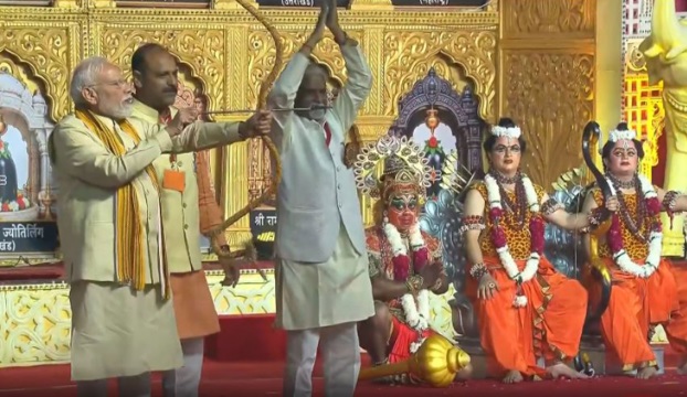 இந்தியப் பிரதமர் நரேந்திர மோடி, டெல்லியில் இன்று (ஒக்டோபர் 20) நடைபெற்ற விஜயதசமி விழாவில் கலந்துகொண்டு, இராவணனின் உருவ பொம்மையை எரிக்கும் பாரம்பரிய நிகழ்வில் பங்கேற்றார்.