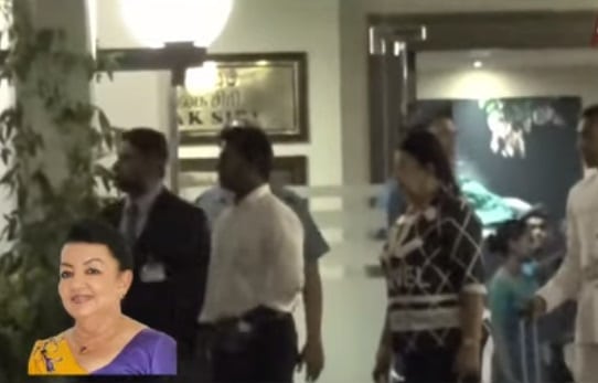 முன்னாள் முதல் பெண்மணி சிரந்தி ராஜபக்ச தனது சிங்கப்பூர் பயணத்தை முடித்துக் கொண்டு நேற்றிரவு இலங்கை திரும்பியுள்ளார்.