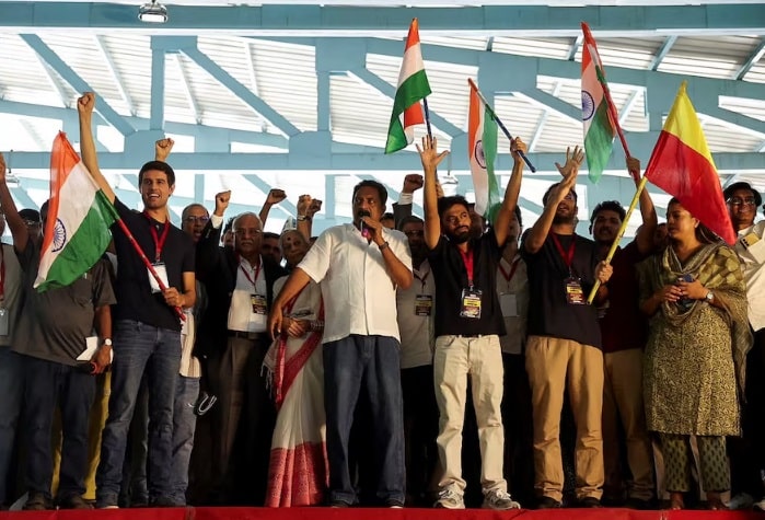 வாக்காளர் பட்டியல் திருத்தத்தில் முறைகேடு நடந்துள்ளதாகக் குற்றஞ்சாட்டி, தலைமைத் தேர்தல் ஆணையரின் ராஜினாமாவை வலியுறுத்தியும், காங்கிரஸ் கட்சித் தலைவர்கள் மீது பொலிஸார் மேற்கொண்ட நடவடிக்கைக்கு எதிர்ப்புத் தெரிவித்தும் இந்திய எதிர்க்கட்சிகள் தொடர்ந்து 3-வது நாளாக வியாழக்கிழமை (08) போராட்டத்தில் ஈடுபட்டன.