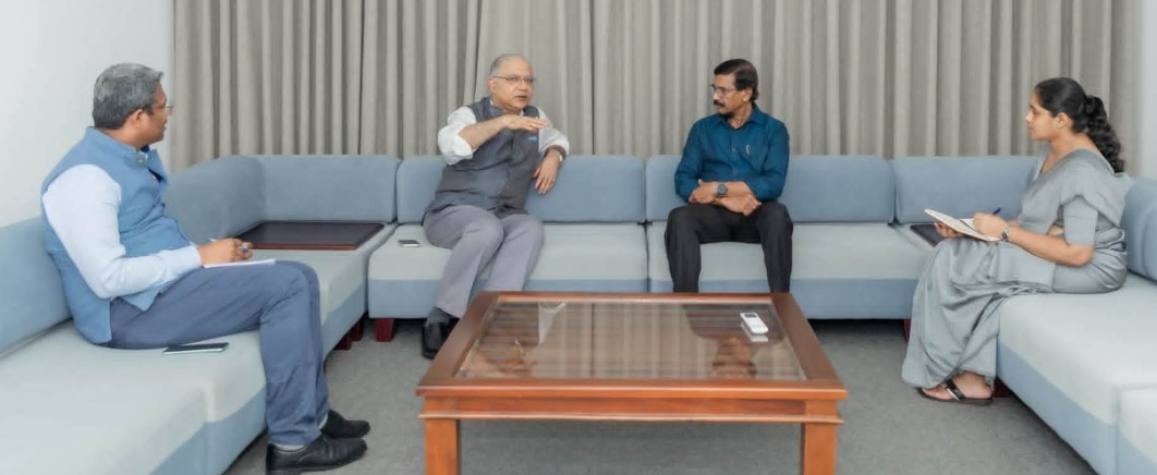 இலங்கைக்கான இந்தியத் தூதுவர் சந்தோஷ் ஜா, மக்கள் விடுதலை முன்னணியின் பொதுச்செயலாளர் ரில்வின் சில்வாவை நேற்று நேரில் சந்தித்துப் பேச்சு நடத்தினார்.