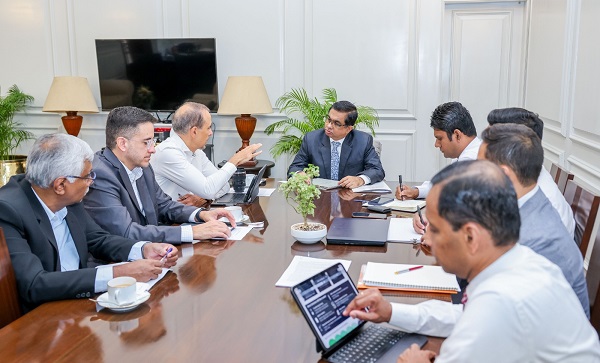 ‘AgriConnect Sri Lanka’ திட்டத்தை உத்தியோகபூர்வமாக ஆரம்பிப்பது தொடர்பான கலந்துரையாடல், ஜனாதிபதியின் செயலாளர் கலாநிதி நந்திக சனத் குமாநாயகவுக்கும் இலங்கை மற்றும் மாலைத்தீவிற்கான உலக வங்கி குழுமத்தின் முகாமையாளர் Gevorg Sargsyan தலைமையிலான பிரதிநிதிகள் குழுவிற்கும் இடையே இன்று (13) முற்பகல் ஜனாதிபதி அலுவலகத்தில் நடைபெற்றது.