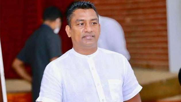 “ எங்களை சிறையில் அடைப்பதாக இருந்தால் மரண தண்டனை நிறைவேற்றுங்கள். அவ்வாறு இல்லாவிட்டால் சிறைக்குள் இருந்து போராடுவோம்.” என்று ஸ்ரீலங்கா பொதுஜன பெரமுன கட்சி உறுப்பினரான திஸ்ஸ குட்டியாராச்சி சூளுரைத்துள்ளார்.