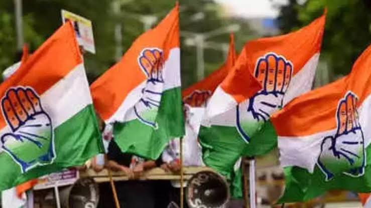 வாக்கு திருட்டு 'vote chori' விவகாரம் தொடர்பாகவும், தலைமைத் தேர்தல் ஆணையர் ஞானேஷ் குமாருக்கு எதிராகத் தொடரும் போராட்டங்கள் மற்றும் தேசிய தலைநகரில் 'இந்தியா' (INDIA) கூட்டணி நடத்த திட்டமிட்டுள்ள மாபெரும் ஆர்ப்பாட்டத்தை முன்னிட்டும், காங்கிரஸ் கட்சி தனது அனைத்து நாடாளுமன்ற உறுப்பினர்களையும் திங்கள்கிழமை டெல்லியில் இருக்குமாறு கேட்டுக்கொண்டுள்ளது.