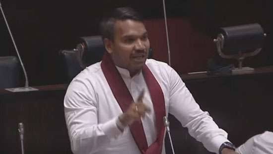 “ இனவாதம் தலைதூக்க இடமளிக்கமாட்டோம் எனக் கூறிக்கொண்டு இந்த அரசாங்கமே இனவாதம் பரப்பிவருகின்றது. பெரும்பான்மையின மக்களை ஒடுக்கி தாங்கள் இனவாதிகள் அல்ல என ஏனைய இன மக்களிடம் காண்பிக்க முற்படும் அணுகுமுறை தவறானது.” என்று ஸ்ரீலங்கா பொதுஜன பெரமுன கட்சியின் தேசிய அமைப்பாளர் நாமல் ராஜபக்ச தெரிவித்தார்.